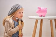 Zuschlagen, ehe es die Banken tun? Kleinsparer könnten irgendwann doch noch Negativzinsen zahlen. (Bild: Getty Images)