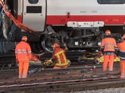 Einer der entgleisten Wagen kippte beim Unfall gegen einen Fahrleitungsmasten. Für die Reparaturarbeiten war der Bahnhof Luzern während vier Tagen gesperrt. (Bild: KEYSTONE/URS FLUEELER)