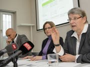 Philip Curty, Direktor des Jugendgefängnisses Léchaires, Strafvollzugschefin Sylvie Bula und die Waadtländer Justizdirektorin Beatrice Métraux (von links), wollen im Strafvollzug neue Wege ausprobieren. (Bild: Keystone/JEAN-CHRISTOPHE BOTT)