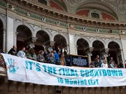 Klimaaktivisten haben im Nationalratssaal ein Transparent zum «Final Countdown» an die Tribüne gehängt. Die Ratssitzung wurde deswegen vorübergehend unterbrochen.