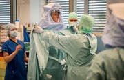 Weiterhin Akutspital oder in Zukunft nur noch Notfallklinik? Spitäler stehen mehr und mehr vor dieser Frage. Im Bild eine Operationsvorbereitung. (Bild: Reto Martin)