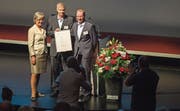 Silvia Thalmann mit Erich Brugger (Mitte) und Christian Schleihs von der Siegerin Bucher Hydraulics. (Bild: Maria Schmid, Zug, 18. September 2019)