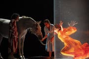 Zirkus? Kino? Drogentrip? Philip Glass’ «Einstein on the Beach» am Grand Théâtre de Genève zeigt, was Oper alles sein kann, wenn sie darf. Bild: Carole Parodi
