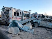 Zerstörte Krankenwagen nach einem Anschlag in Südafghanistan. Bei der Explosion der Autobombe wurde auch das örtliche Spital zerstört. (Bild: KEYSTONE/AP/AHMAD WALI SARHADI)