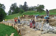 Die angehenden Maurer arbeiten während fünf Tagen am Walchwilerberg. Bild: PD