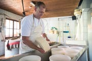 Hans Schmid bei der Arbeit auf der Alp Schrina. (Bild: Lisa Jenny)