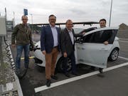 Gemeinderat Matthias Rutishauser, Rolf Gehrig von «Mobility», Thurbo-Sprecher Werner Fritschi und Gemeindepräsident Ciril Schmidiger posieren mit dem neuen Auto. (Bild: Martina Eggenberger)