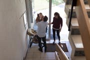 Vater und Mutter sind parat für den Spaziergang mit Kind. Bild: Gaetan Bally/Keystone