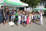 Schulkinder der Primarschule Lauchetal singen zur Einweihung des neuen Schulhauses in Affeltrangen. (Bild: PD)