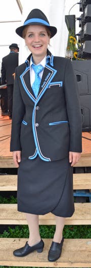 Livia Herzog zeigt sich in der neuen Damenuniform. (Bild: Peter Jenni)