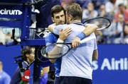 Wawrinka versucht Djokovic nach dessen Aufgabe zu trösten. (Bild: Keystone)