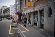 Rock-Club an der Lämmlisbrunnenstrasse: Der Platz für Raucher auf dem Troittoir ist knapp. (Bild: Benjamin Manser)