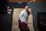 Der Schalk sitzt ihm im Nacken: Medienkünstler Mike Bonanno im Zürcher Theater Neumarkt. (Bild: Dominik Wunderli (Zürich, 30. August 2019))