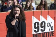 Funiciello bei der Einreichung der 99-Prozent-Initiative. (Bild: Keystone)