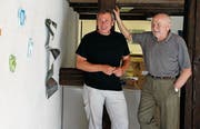Martin Bucher (links) und Emil Gut mit ihren Objekten in der Z-Galerie. (Bild: Stefan Kaiser, Baar, 30. August 2019)