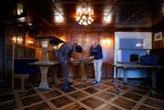 Florian Müller (links) und Philipp Kälin begutachten einen Tisch im alten Gebäudekomplex. (Bild: Stefan Kaiser, Risch, 2. September 2019)
