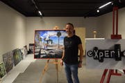 Noch am Einrichten: Ruben D. Brogna in der «Galerie am Gleis», wo er nächsten Samstag seine Ausstellung Experience eröffnen wird. (Bild: Tobias Söldi)