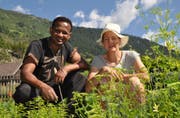Yacob Berhane und Simone Heit ernten bei der Bäuerinnenschule die Produkte. Bild: PD