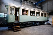 Vorstandsmitglied Lorenz Strickler im Personentriebwagen «Elefant», der einst auf dem Netz der elektrischen Strassenbahn im Kanton Zug unterwegs war. (Bild: Stefan Kaiser (Neuheim, 2. September 2019))