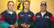 Von links: Valentin Gisler und Fabio Schuler vom siegreichen Spirgner Team mit ihrem Jungschützenleiter Thomas Arnold. (Bild: Paul Gwerder)
