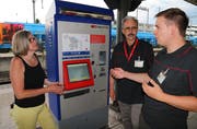 Bahnhofpaten im Einsatz am Bahnhof Heerbrugg. (Bild: Hildegard Bickel)