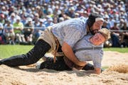 Daniel Bösch (oben) schlug Martin Roth zum Auftakt des Schwingfest. (Bild: Lorenz Reifler.)