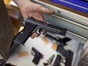 Eine solche Pistole ist bei einem Barbetreiber zu Unrecht von der Polizei eingezogen worden. Dies entschied das Bundesgericht. (Bild: KEYSTONE/MARTIN RUETSCHI)