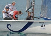 Julia, Thomas und Timo Hasler sowie Jessica Illi (von links) segeln fokussiert zum Sieg beim Pilatus-Cup in der Racer Klasse 1. (Bild: Walter Rudin (Greppen, 31. August 2019))