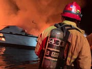 Vor der Küste Kaliforniens ist ein Boot in Brand geraten. Fünf Menschen sind laut Küstenwache gerettet worden. An Bord des Schisses sollen sich mehr als 30 Menschen befinden. (Bild: KEYSTONE/AP Ventura County Fire Department)