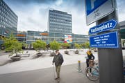 Das Pilotprojekt der Stadt St.Gallen sieht vor, neu auf dem Vadianplatz zwischen den Gebäuden des Neumarktes auch kommerzielle Aktivitäten zuzulassen. (Bild: Urs Bucher - 8. Mai 2017)
