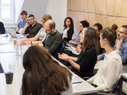Forscherinnen und Forscher der Unabhängigen Expertenkommission bei einem ihrer letzten Workshops. (Bild: KEYSTONE/CHRISTIAN BEUTLER)