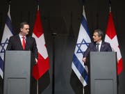 Bundesrat Ignazio Cassis hat am Montagabend in Luzern den israelischen Aussenminister Israel Katz empfangen. Anlass sind die Feierlichkeiten zum 70-jährigen Bestehen der diplomatischen Beziehungen zwischen der Schweiz und Israel. (Bild: KEYSTONE/PETER KLAUNZER)