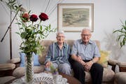 Seit über sieben Jahrzehnten Seite an Seite: Sylvia und Hans Wespi, 94- und 93-jährig. (Bild: Urs Bucher)