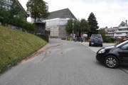 Beim Parkplatz des Restaurants Hörnli kam es am Sonntagnachmittag zu einer Kollision zwischen einem Auto und einem Motorrad. (Bild: Kapo)