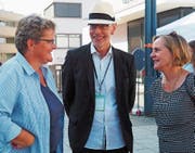 OK-Präsident Armin Eugster im Gespräch mit zwei Besucherinnen der ersten Wiler Gewerbestrasse. (Bild: Jörg Roth)