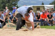 Wolzenalp Schwinget: Die Entscheidung im Schlussgang. Daniel Bösch (links) bezwingt Rico Baumann. (Bild: Pascal Schoenenberger)