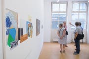 Alpineum Produzentengalerie, im Vordergrund ein Bild von Marcel Glanzmann. (Bild: Boris Bürgisser, Luzern, 31. August 2019)