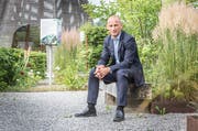 Bioforce-Chef Peter Gmünder im Kräutergarten. (Bild: Andrea Stalder / Roggwil, 11. Juni 2018)