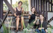 Corina Pleisch, Eliane Hirschi und Marion Lieberherr mit unverpackten Trockenprodukten. (Bild: Andrea Stalder)