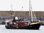 Das deutsche Rettungsschiff «Eleonore» mit mehr als 100 Flüchtlingen an Bord bei der Einfahrt in den Hafen von Pozzallo auf Sizilien. (Bild: KEYSTONE/EPA ANSA/FRANCESCO RUTA)