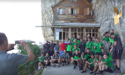 Der FC St.Gallen posiert vor dem Gasthaus Aescher. (Bild: FCSG)