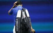 Djokovic macht sich unter Pfiffen auf den Weg in die Garderobe. (Bild: Kkeystone)
