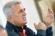 Der Schweizer Nationatrainer Vladimir Petkovic erklärt sich an der Medienkonferenz in Zürich. (Bild: Walter Bieri/KEY)