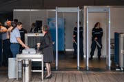 Vor dem KKL mussten Besucher wie in Flughäfen Sicherheitsschleusen passieren. (Bild: Boris Bürgisser, Luzern, 2. September 2019)