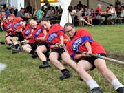 Keine reine Männersache: Am Seilziehturnier des SC Sevelen gab es im Team von Altnau-Scherzingen, das an der Ostschweizer Meisterschaft teilnimmt, gleich viermal Frauenpower zu bestaunen. Bild: Hanspeter Thurnherr)