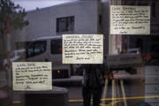 Drei handgeschriebene Hinweise hat Wirtin Bea Heilig verfasst: Je eines an die Gäste, die Polizei und die Anwohner adressiert. (Bild: Benjamin Manser)