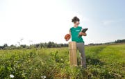 Damit sich ein Moor etablieren kann, braucht es viel Grundwasser. Biologin Sara Bangerter kontrolliert die Messstelle. Bild: Donato Caspari