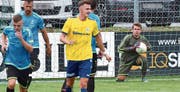 Bei Au-Berneck gegen St.Margrethen hielten beide Torhüter (hier St.Margrethens Fabio Staudacher) den Kasten rein. Für die Stürmer, vorne in Gelb Au-Bernecks Nurkan Ibrahimi, war es ein Spiel zum Verzweifeln.Bild: Remo Zollinger