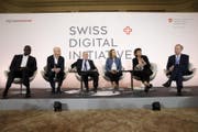 Von links nach rechts: Tidjane Thiam (CEO Credit Suisse), Ringier-CEO Marc Walder, Bundespräsident Ueli Maurer, Gillians Tans (CEO Booking.com), Alt-Bundesrätin Doris Leuthard, Brad Smith (Präsident Microsoft). (KEYSTONE/Salvatore Di Nolfi)
