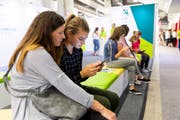 Besucherinnen an der 26. Ostschweizer Bildungsausstellung (OBA). Sie fand zwischen dem 29. August und 1. September auf dem Olma-Areal in St.Gallen statt. (Bild: OBA - 31. August 2019)